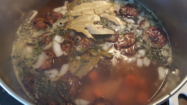 Preparing the jelly by boiling the trotters with other seasonings.