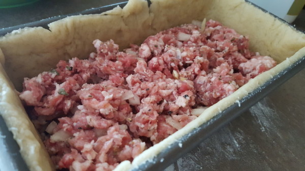 Filling the pastry with the filling.